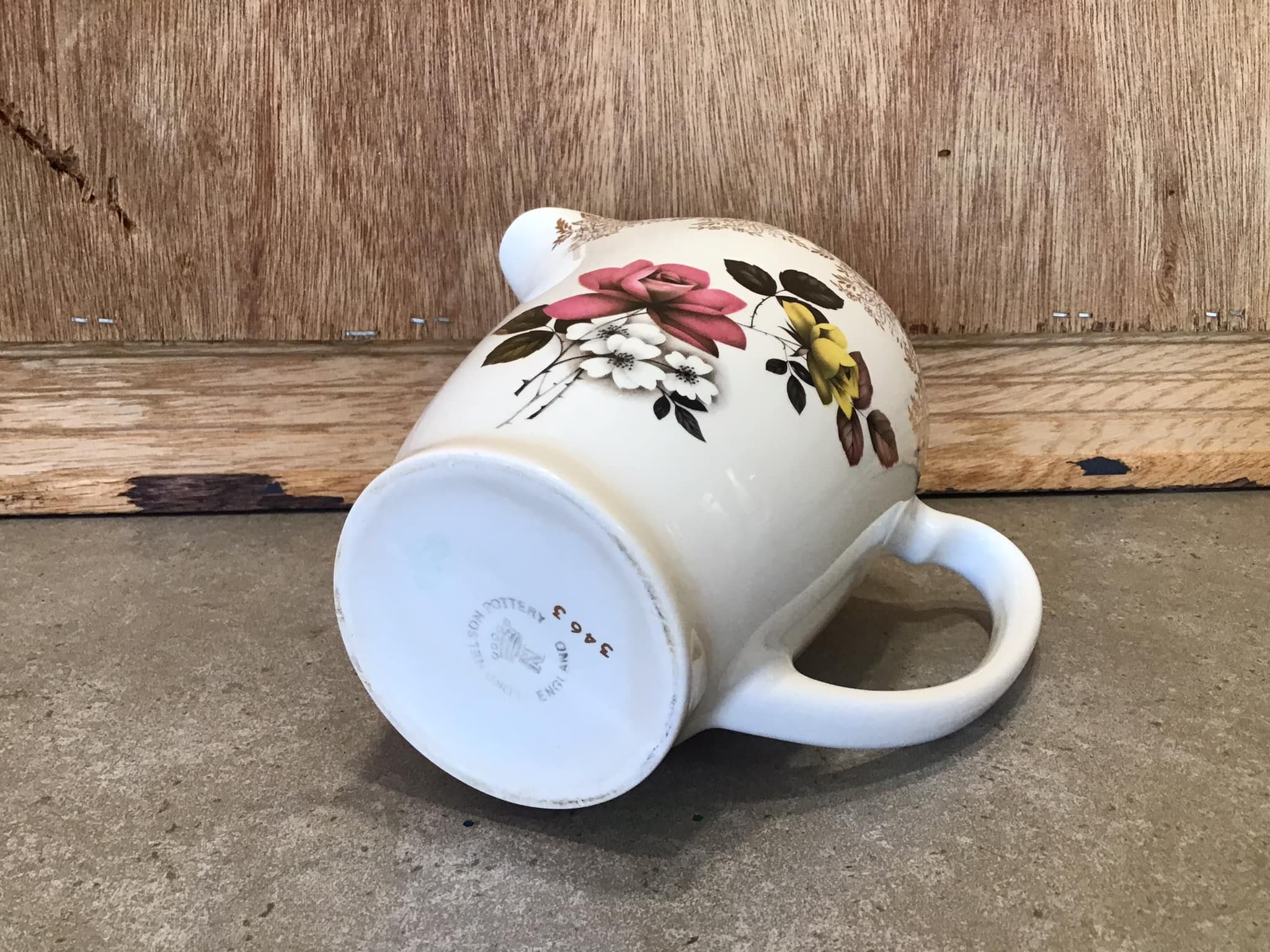 ヴィンテージ ロードネルソン陶器 花柄ピッチャー:24金装飾を施した ヴィンテージ ロードネルソン陶器 花柄ピッチャー:24金装飾を施した
