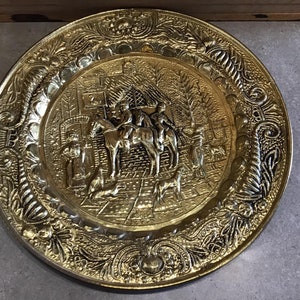Vintage 14&quot; Brass Decorative Wall Plate Hunting on Horse Victorian England Horsemen Dogs Country Scene Wall Hanging Decor Mid Century