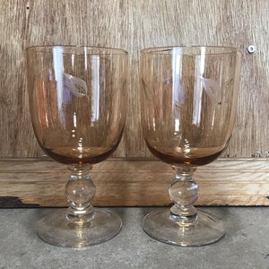 2 Vintage Bernstein - Braune Wasser- oder Weingläser, Schüssel mit Blättern, Kugelstiel