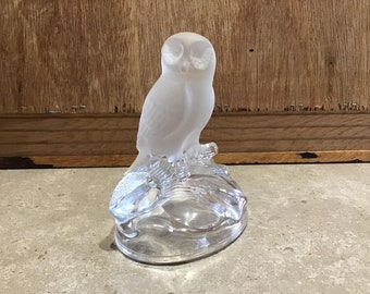 Pisapapeles con figura de búho de cristal esmerilado sobre rama transparente