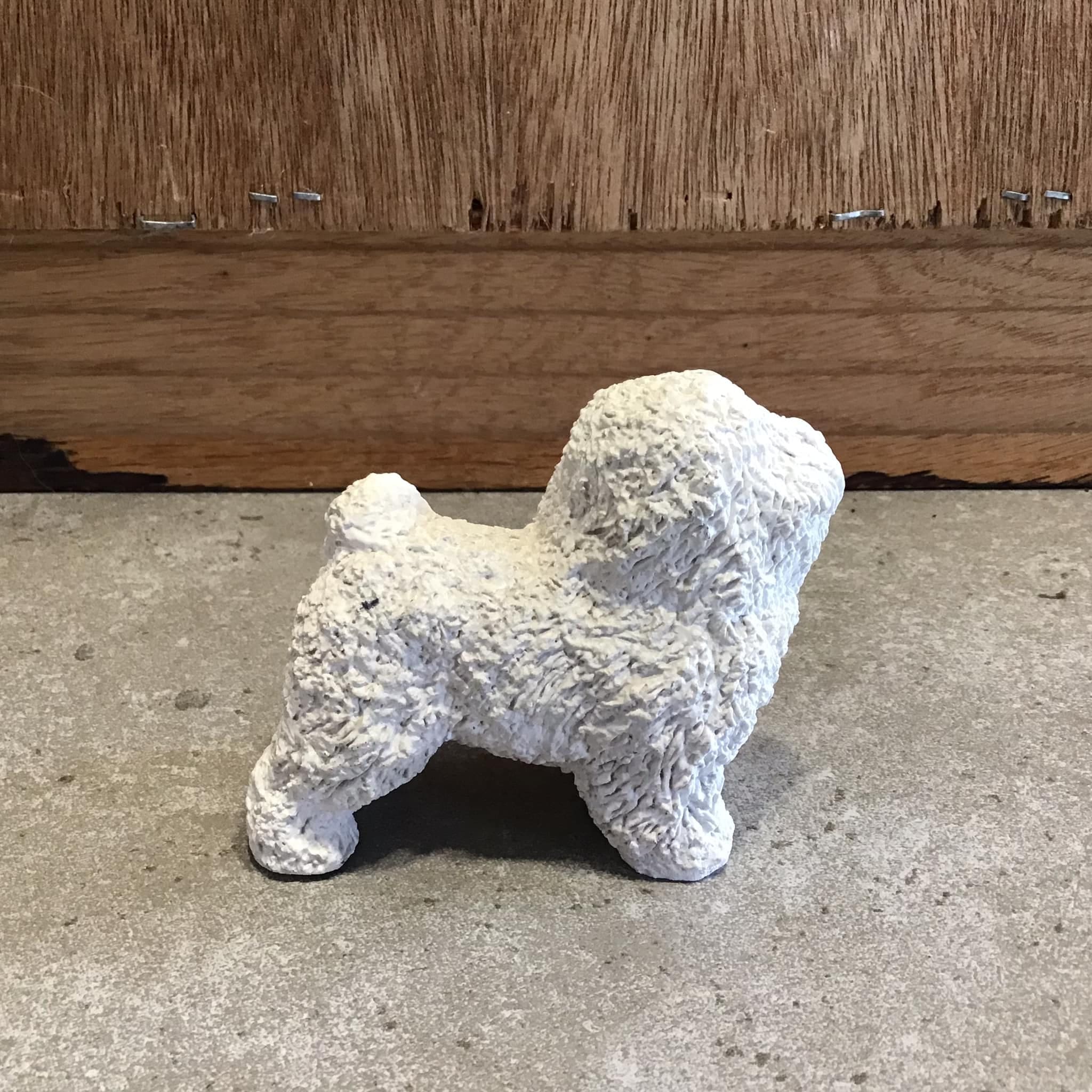 白い樹脂製の犬の置物：コレクターズアイテム、高さ3インチ - Etsy 日本