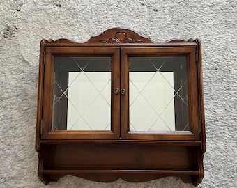 Armario de madera vintage para colgar en la pared