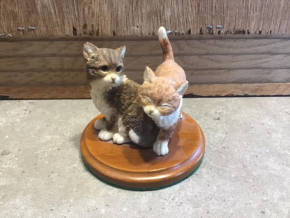 木製の台座に置かれた樹脂製の猫の置物 2 匹。 - Etsy 日本