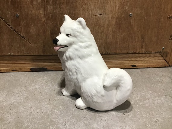 ヴィンテージの白磁製チャウチャウの置物：犬好きへのギフト - Etsy 日本