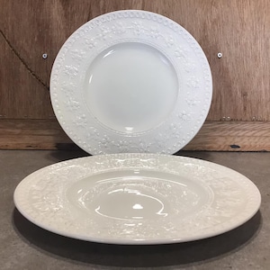 2 platos vintage Wellesley Wedgwood China de 10,7" con fruta en relieve blanca