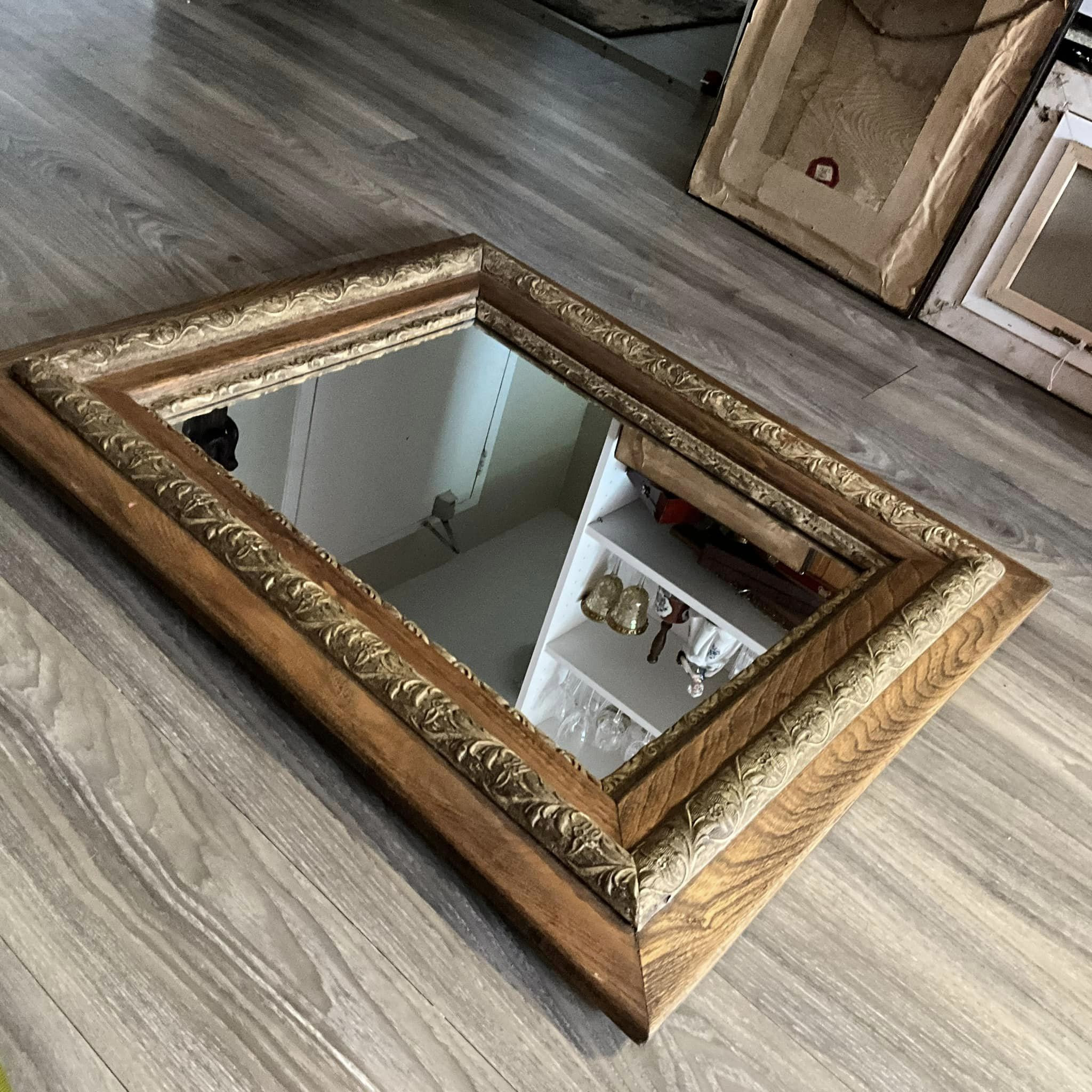 アンティークな装飾彫刻が施された木製フレームの壁掛けミラー（30x26