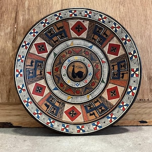 Vintage gesigneerde kleiplaat: Peru volkskunst lama decor