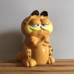 Vintage Ceramic Garfield Figurine: Retro Shelf Sitter (6 inch)