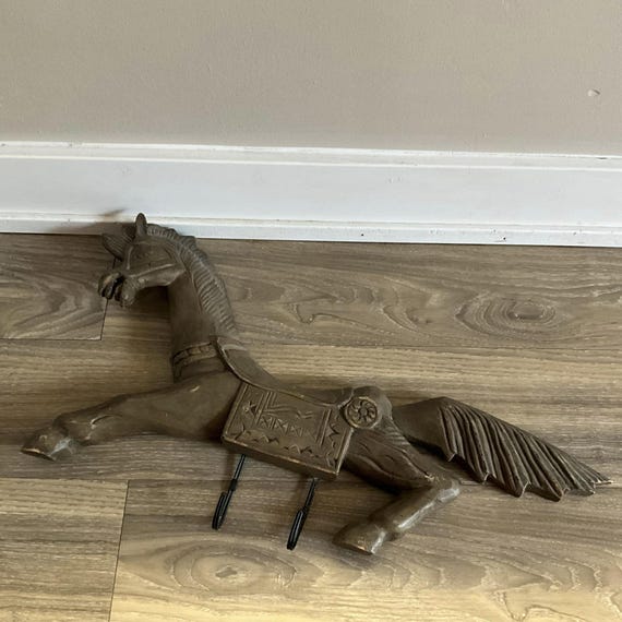木彫りの走る馬の彫刻：金属製フック付きフォークアート壁掛け - Etsy 日本