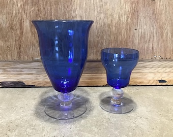 2 verres à vin et à liqueur vintage à pieds en cristal bleu cobalt avec une tige torsadée claire