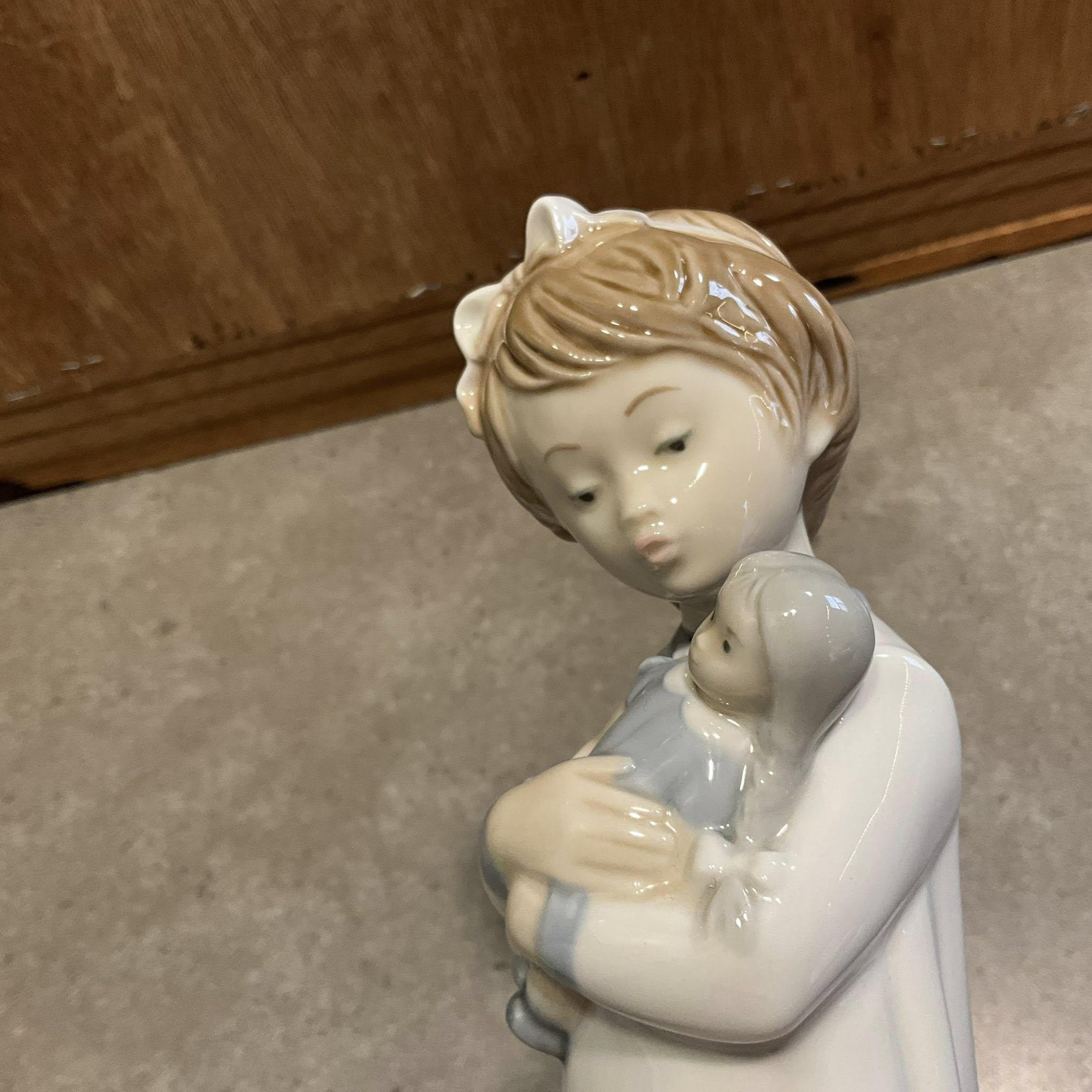 NAO by Lladro「人形を抱く少女」フィギュア スペイン製 Daisa - Etsy 日本
