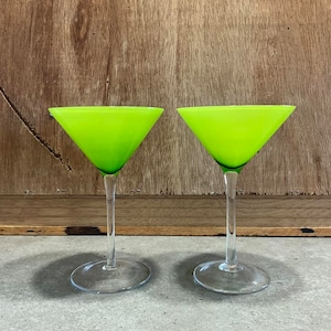 2 Deko-Martini-Gläser, mundgeblasene Vintage-Cocktailgläser mit lindgrünem Stiel