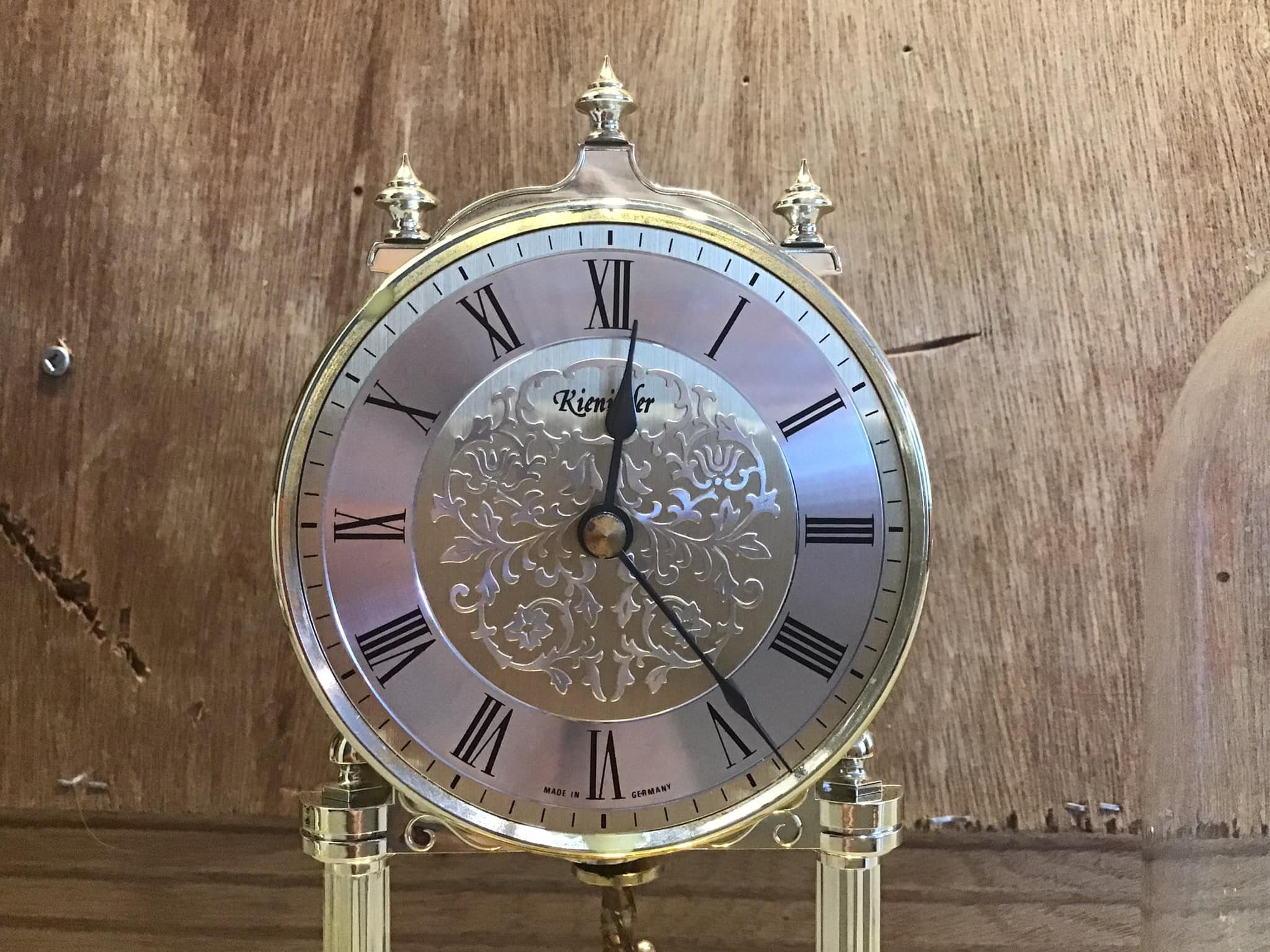Horloge de table européenne rétro sculptée en bronze antique doré pour Horloge de table européenne rétro sculptée en bronze antique doré pour
