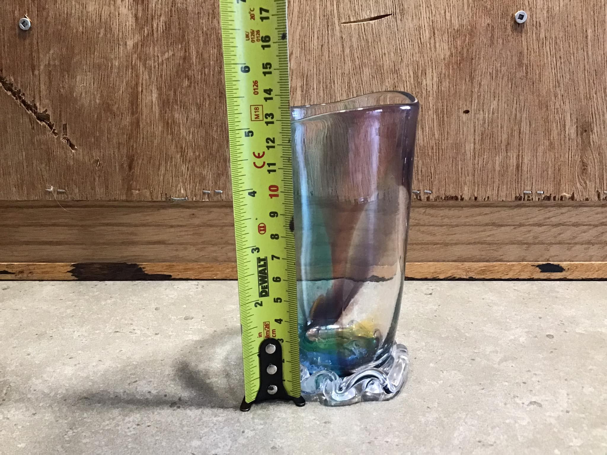 ムラーノスタイルのアートガラスの花瓶：サイン入り吹きガラスの装飾