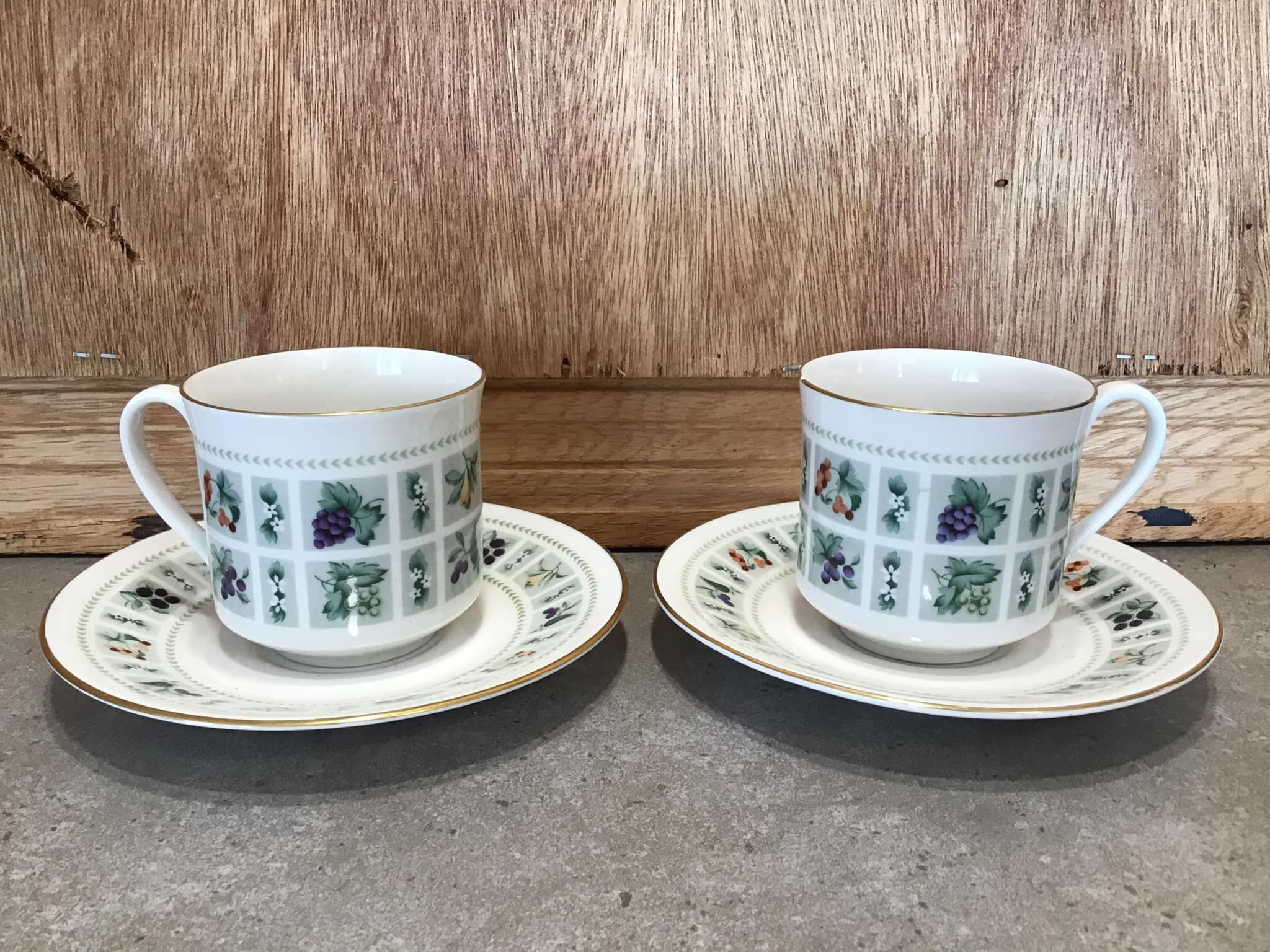 イギリス製のヴィンテージ ロイヤルドルトン タペストリー ティー