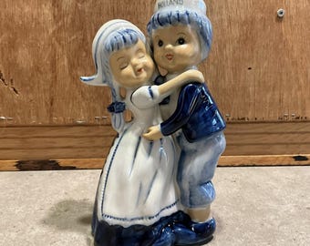 Figura vintage de Delft azul de pareja holandesa, niño y niña tradicionales de Holanda abrazados, arte popular azul y blanco pintado a mano, auténtica cerámica de Delft.