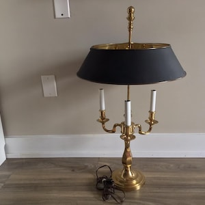 Lampada da tavolo portatile stile Bouillotte con paralume in metallo nero, lampada a candelabri in ottone
