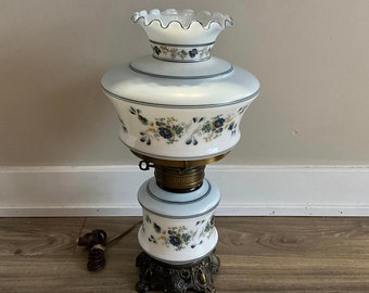 Lampada da uragano in vetro opalino con fiori blu vintage e paralume
