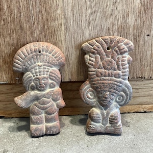 2 statuette in terracotta messicane, in stile azteco e precolombiano, in ceramica, azteco, maya, terracotta, argilla, arte popolare messicana, altezza 13 cm, da appendere alla parete