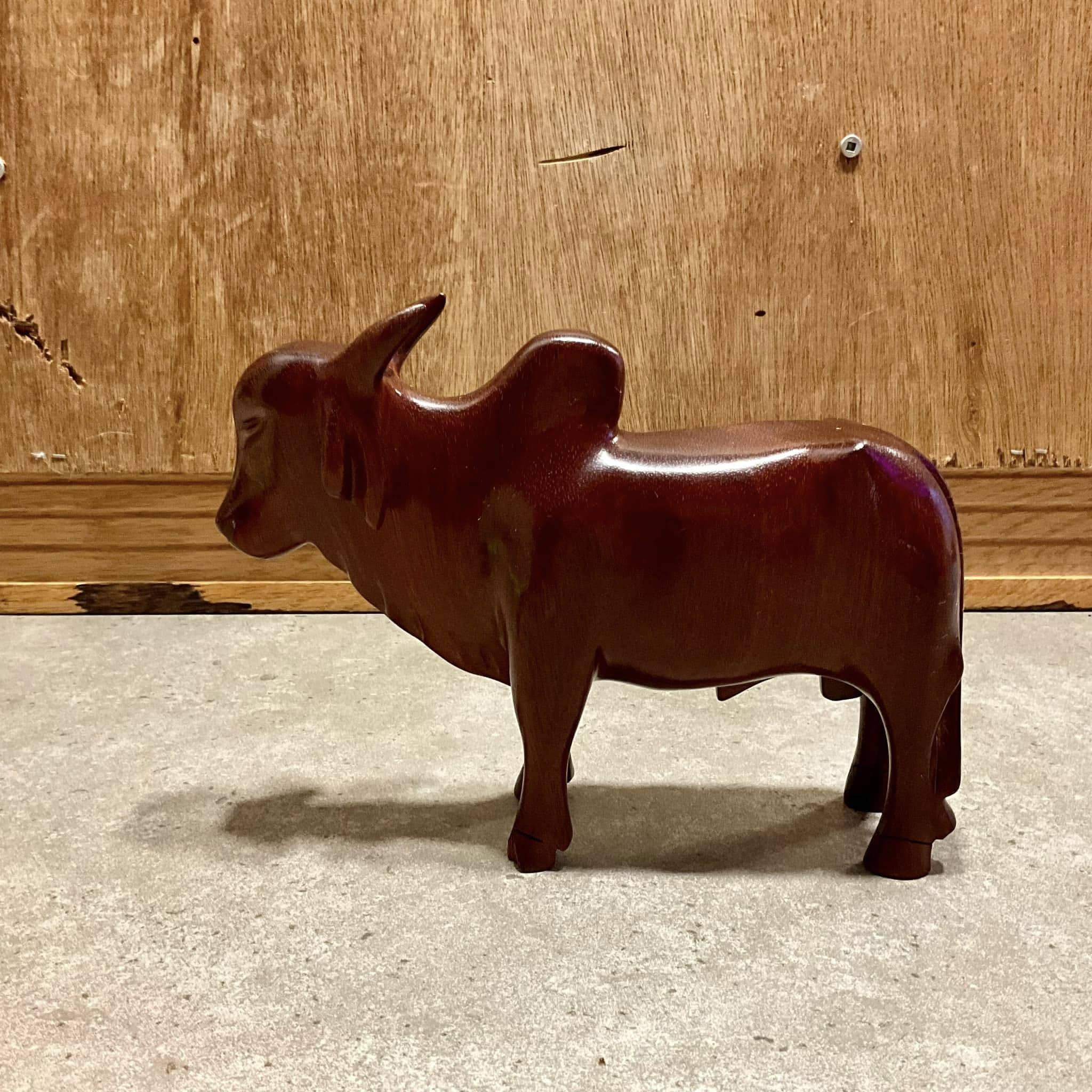 木製の雄牛の置物、木製の彫像、動物、木彫り - Etsy 日本
