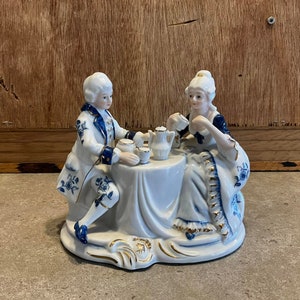 Figurines victoriennes de dame et d&#39;homme en céramique, heure du thé, bleu, blanc, or
