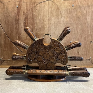 Mes en vork met sierlijke gesneden houten standaard, 16-delig, messing, staal, vintage of antiek