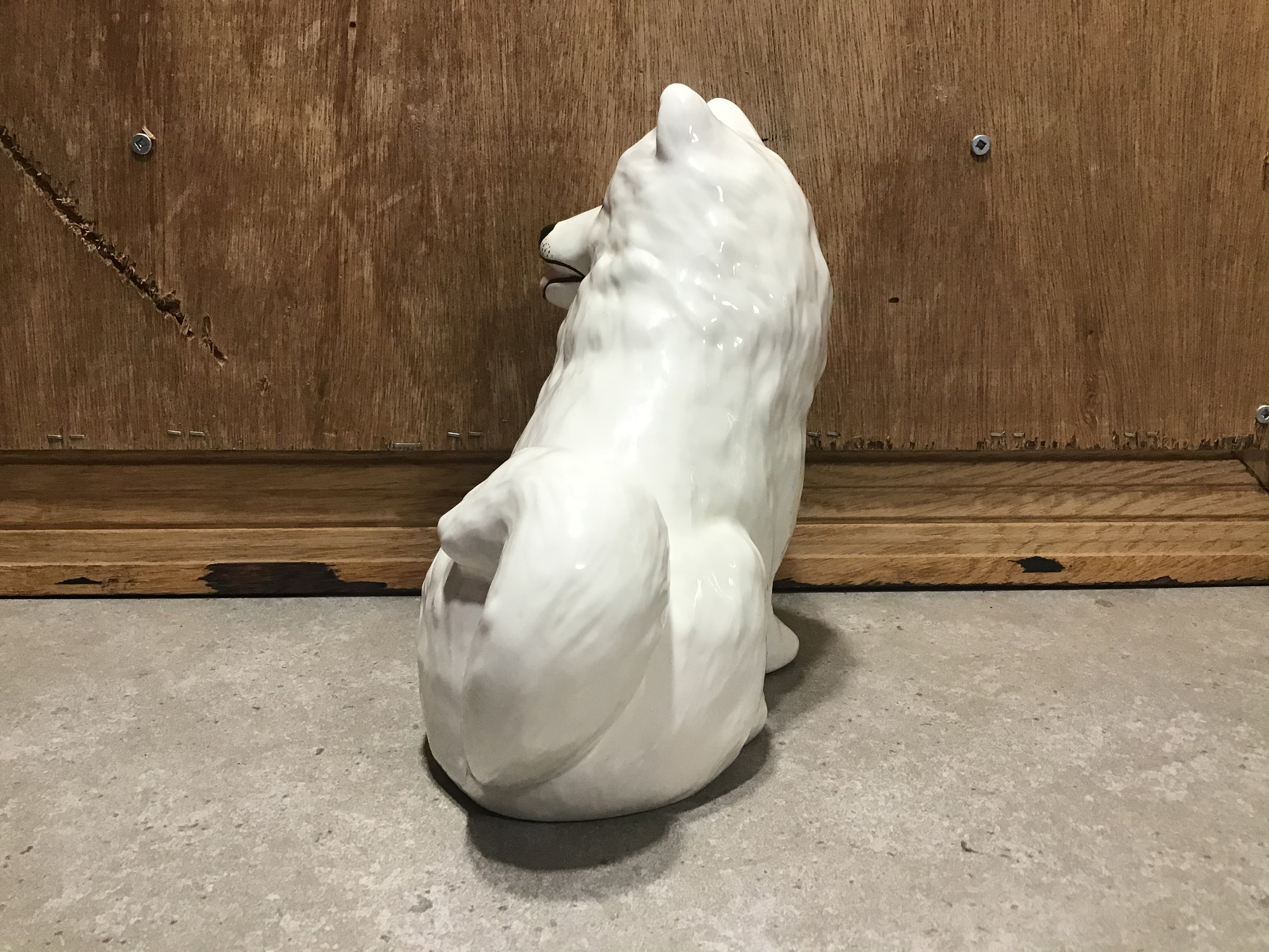 白磁器 ワンチャン置物 ヴィンテージの白い磁器製チャウチャウ犬の置物：犬好きへの贈り物