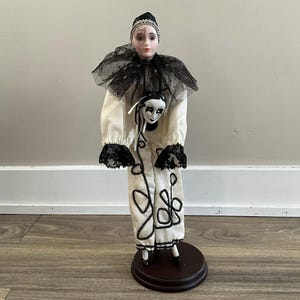 Bambola Pierrot d&#39;epoca con maschera Arlecchino Abbigliamento drammatico Art Deco Piuma bianca e nera