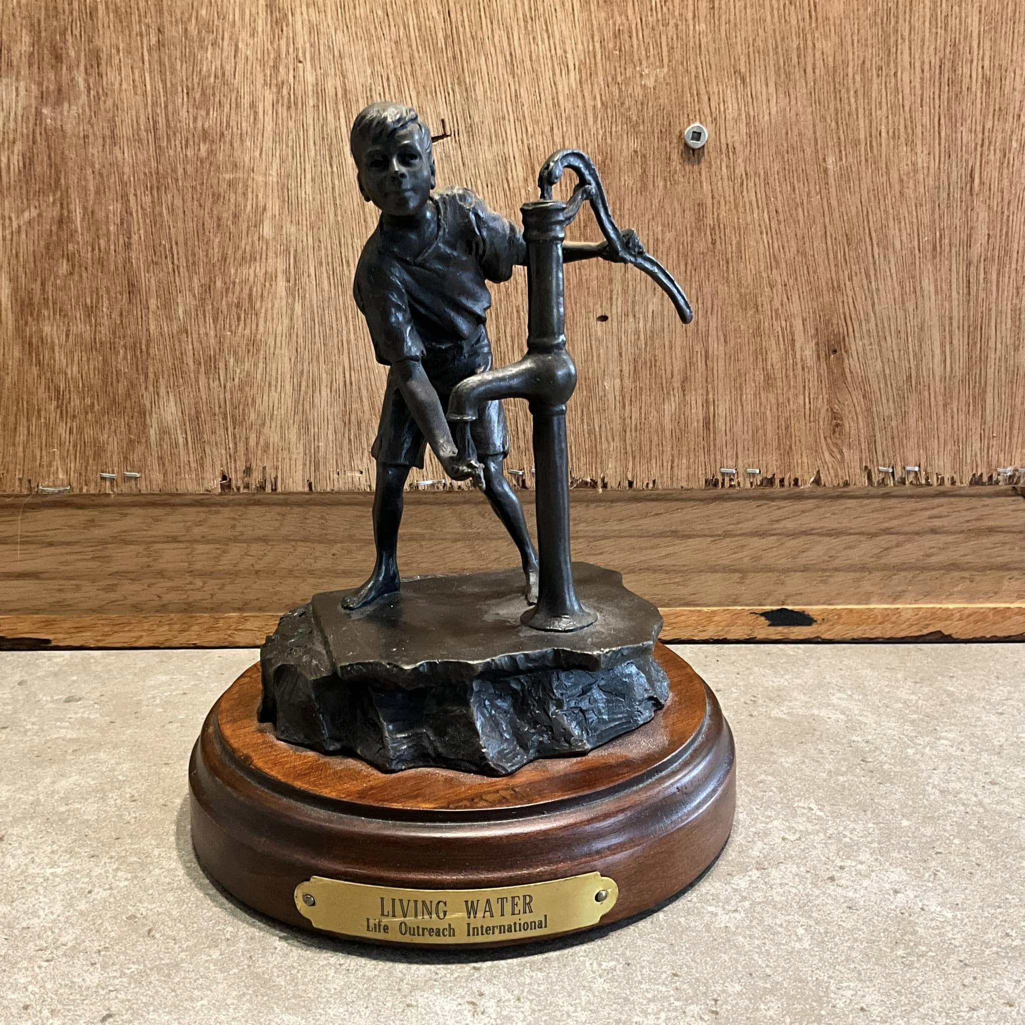 Robert Summers Bronze Skulptur: Junge Pumper auf Holzsockel