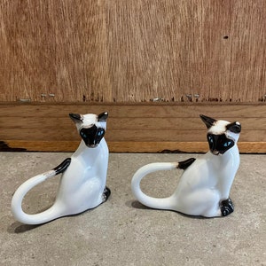 2 Vintage Siamese Cat Figurines, Ornament - Ceramic Kitty Cat - Gift for the Cat Lovers