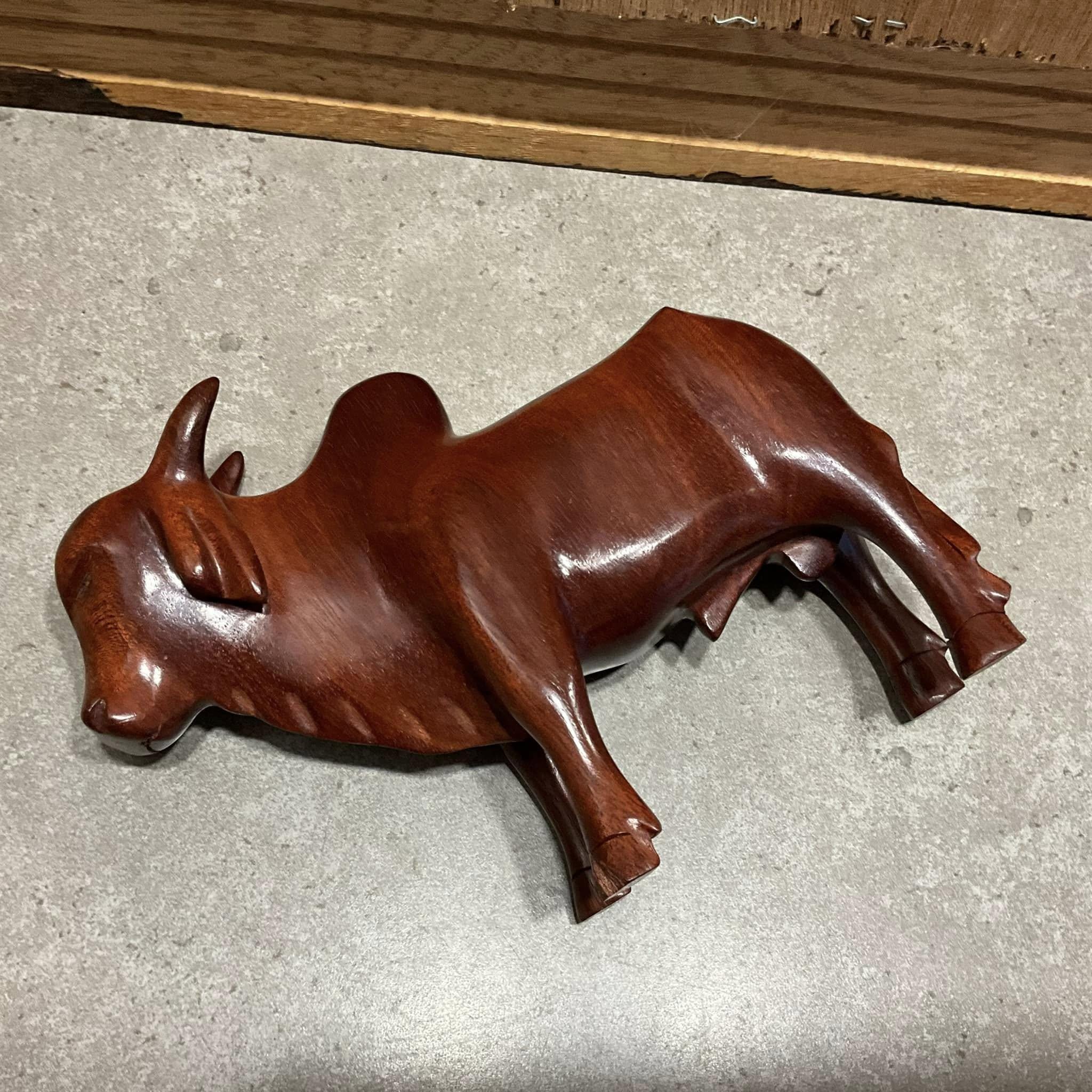 木製の雄牛の置物、木製の彫像、動物、木彫り - Etsy 日本