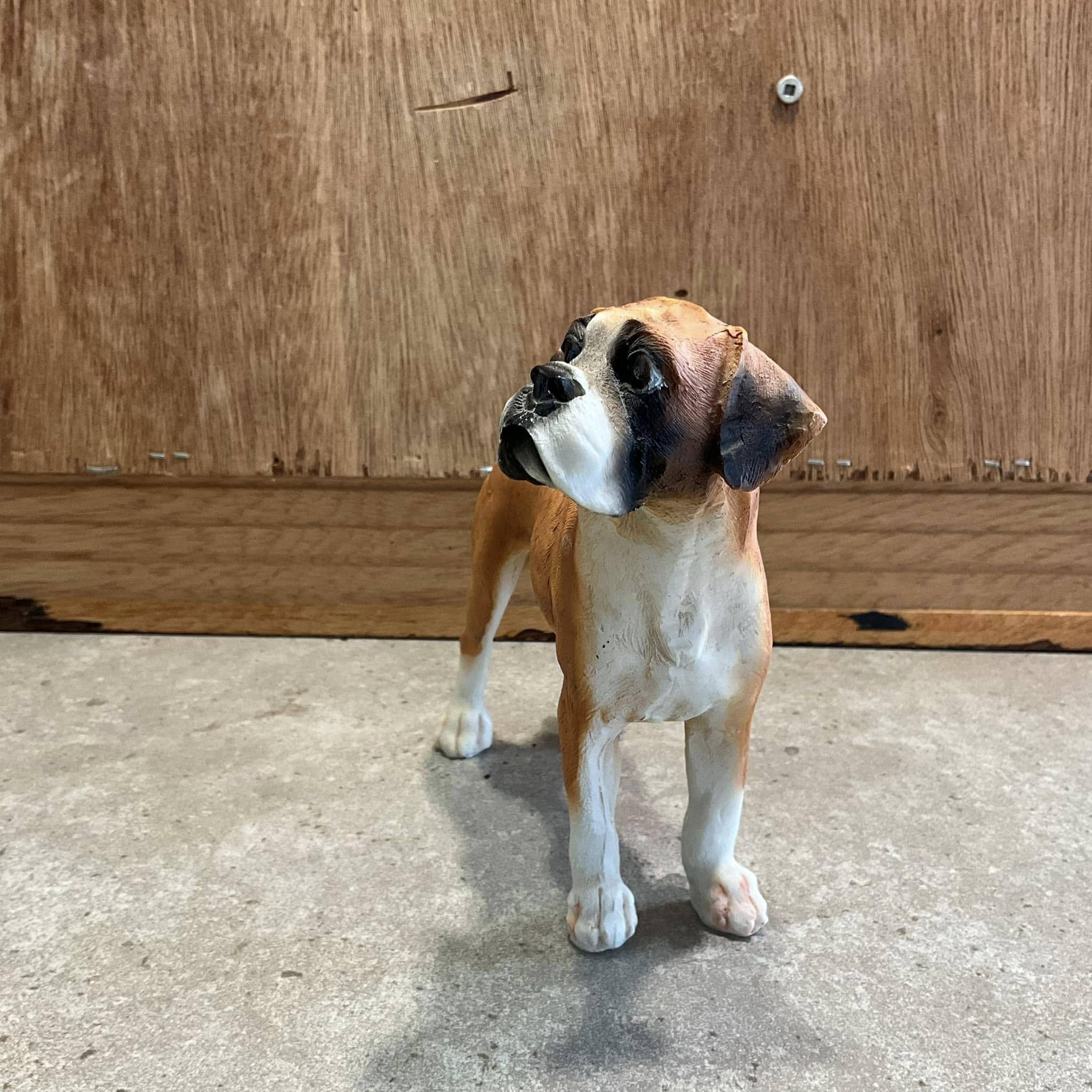 リアルな茶色のボクサー犬の置物：樹脂製のペットオーナメント - Etsy 日本