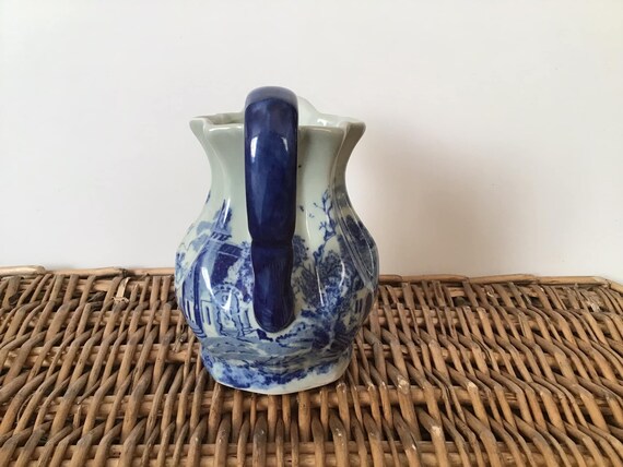 ヴィンテージ ビクトリアウェア ピッチャー：ブルービレッジシーン