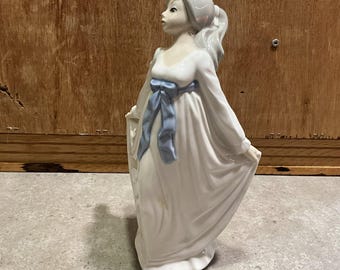 Z241a Vintage 1982s Lladro Porcelain Lady Figurine Grand Casino