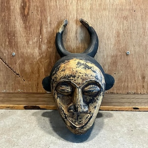 African Tribal Art Wooden Decorative Guro Yaure Mask Style Wall Hanging