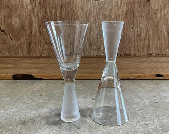 2 Art-Deco-Schnapsgläser ~ Abstraktes, modernes Trinkgeschirr - kuratierte Vintage-Wohnkultur, 14 cm hoch