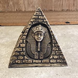 Ancient Egyptian pyramid Statue with Faraon