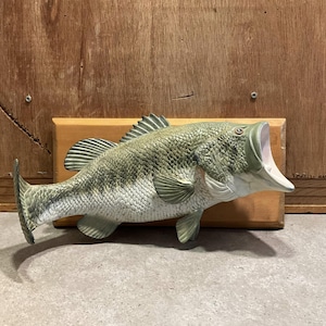 Largemouth Bass - 13&quot; - Decorazione da parete - Statua di pesce in ceramica con base in legno, pesce montato