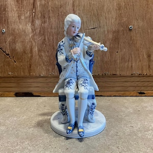 Figurine Victorienne Bleu Blanc Homme Violon Garniture Or 7,8 H