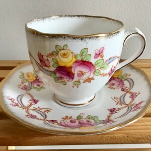 Vintage Roslyn Teetasse und Untertasse im Set: Florales England Design