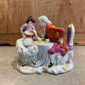 Figurine victorienne vintage en porcelaine : dame et monsieur buvant du thé