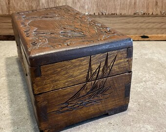 船の模様が彫られたヴィンテージ風木製ボックス：手作りのジュエリー
