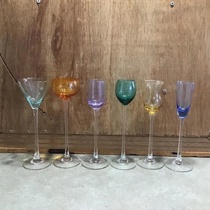 Veelkleurige Cordial-glazen, likeurglazen met lange steel in verschillende vormen en kleuren - apart verkrijgbaar