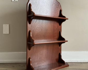 Scaffale espositivo vintage a 3 ripiani in legno: da appendere alla parete o da appoggiare su un tavolo.