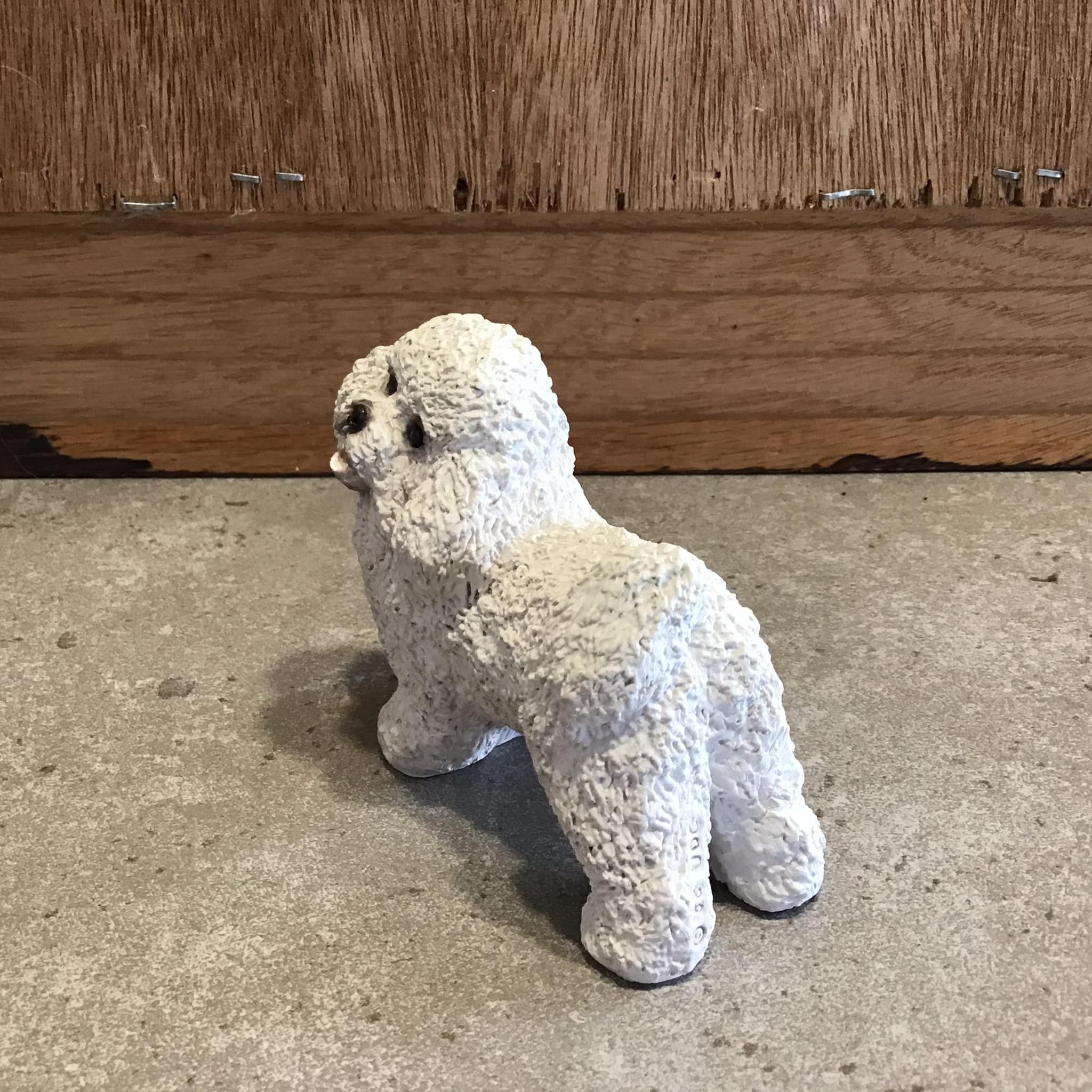 白い樹脂製の犬の置物：コレクターズアイテム、高さ3インチ - Etsy 日本