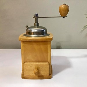 Vintage houten koffiemolen: woonkeukendecoratie
