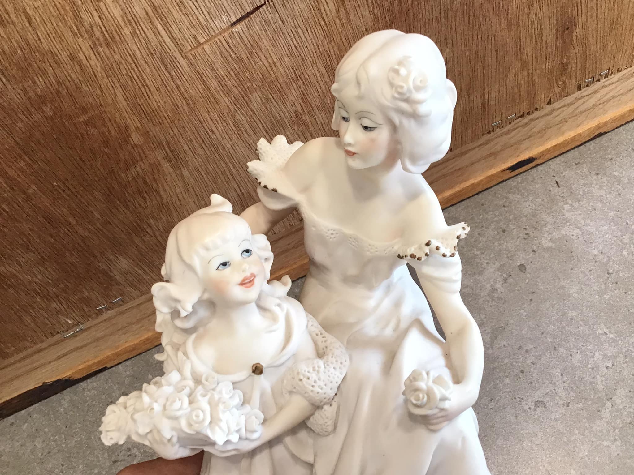 ヴィンテージ ジョゼッペ　アルマーニGiuseppe Armani イタリー Vintage Giuseppe Armani Figurine: Lady With Girl, Bisque Porcelain