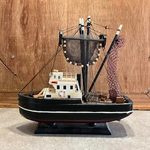 Vintage Wooden Ship Model of a FISHING BOAT TRAWLER 11&quot; Loaded with Details