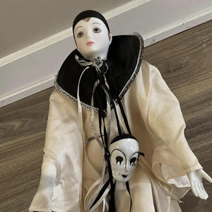 Bambola Pierrot d&#39;epoca con maschera Arlecchino Abbigliamento drammatico Art Deco Piuma bianca e nera