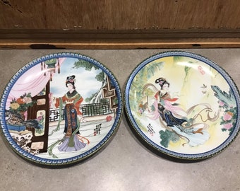 2 Geisha Imperial Jingdezhen porslinstallrikar signerade samlartallriksset
